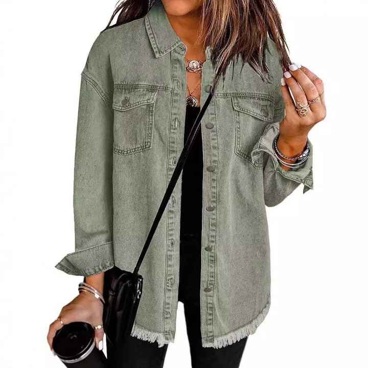 Damen Langarm Jeanshemd in hellem Denim, mit auffälligem Fransensaum. Perfekt für Frühling/Herbst.