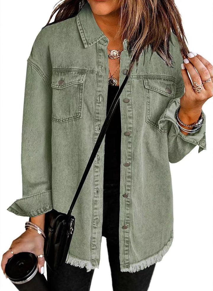 Blaues Damen Langarm Jeanshemd mit Fransensaum und funktionalen Brusttaschen. Modisch und bequem.