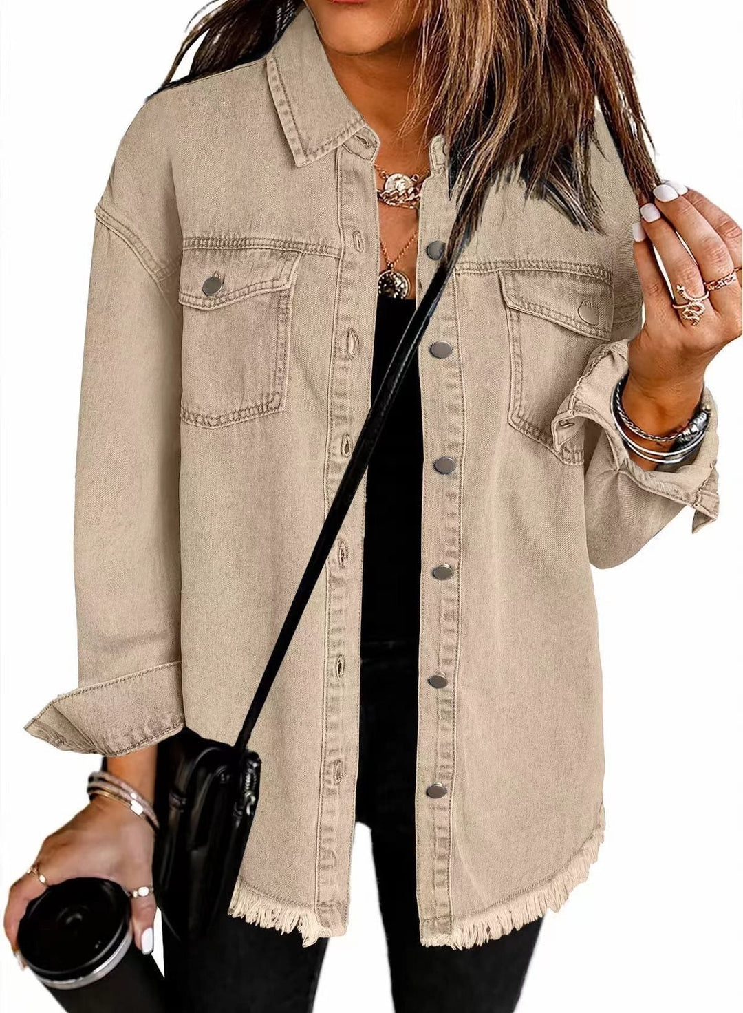 Damen Denim Hemd für den Alltag, mit trendigem Fransensaum und praktischen Brusttaschen.