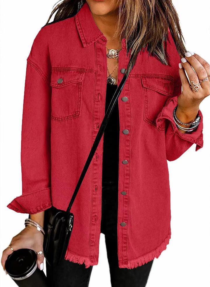 Casual Damen Jeanshemd mit zwei Brusttaschen und stylischem Fransensaum. Bequem für Freizeit.