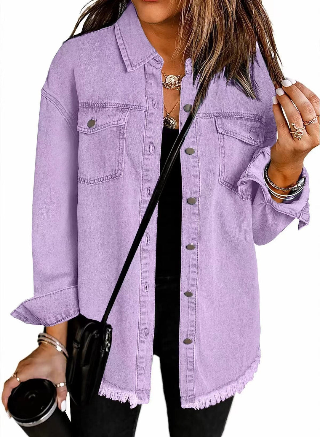 Damen Jeanshemd im modischen Loose-Fit, mit Fransensaum und aufgesetzten Brusttaschen.