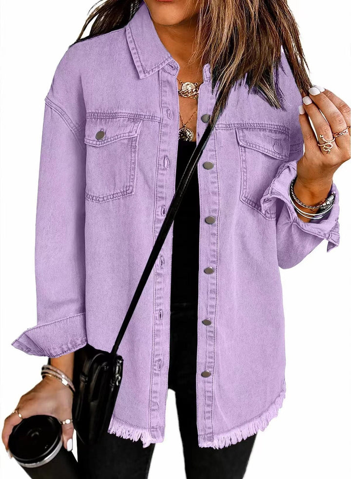 Damen Jeanshemd im modischen Loose-Fit, mit Fransensaum und aufgesetzten Brusttaschen.