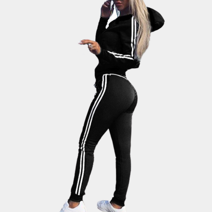 Modisches Damen Jogginganzug Set Mila in Aktion. Bequemer Freizeitanzug für Sport, Yoga oder entspannte Tage.