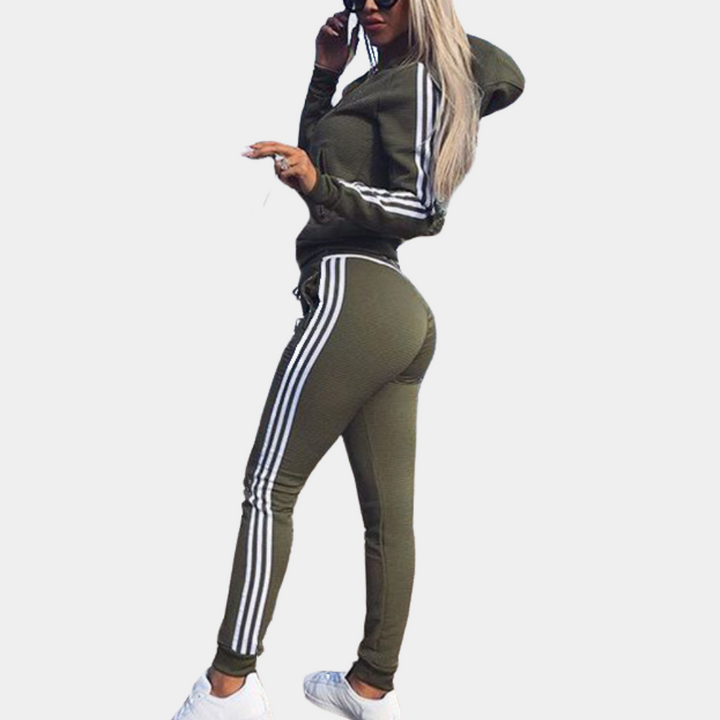 Stylischer Damen Jogginganzug Mila Zweiteiler. Eleganter Hoodie & passende Jogginghose für Damenmode und Komfort.
