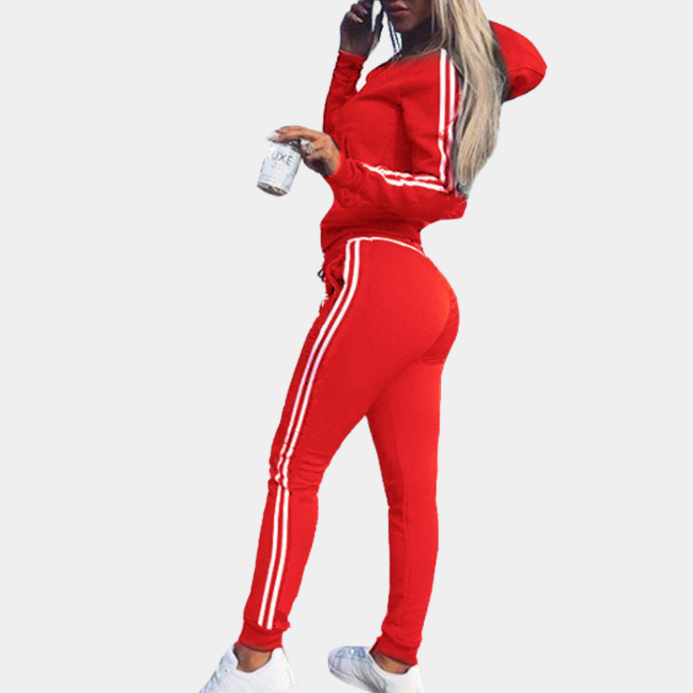 Trendiger Damen Jogginganzug Mila als komplettes Casual Outfit. Perfekter Freizeitanzug für stilvolle Damenmode.