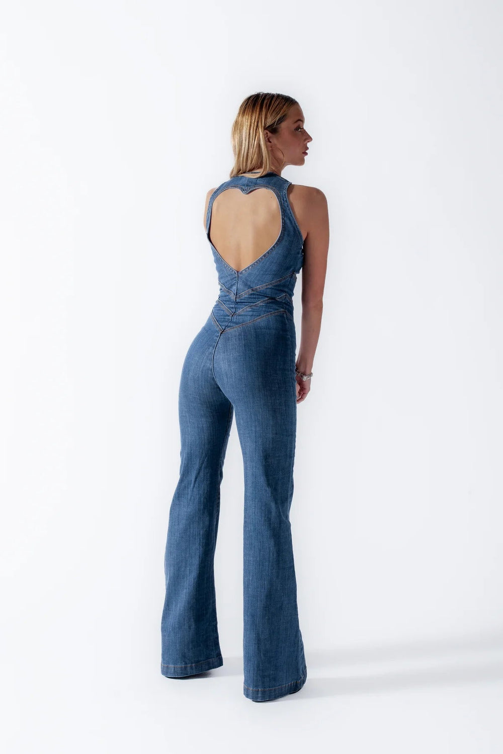 Eng anliegender Damen Overall 'Chelsea' mit ärmellosem Oberteil und weiten Schlaghosen im Retro-Look.