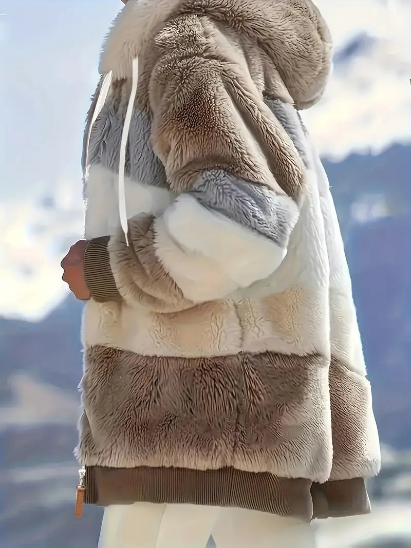 Elegante Damenjacke mit Kapuze, mittellang geschnitten, sorgt für kuschelige Wärme im Winter.