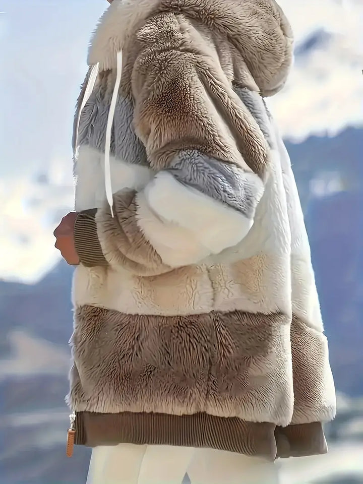 Elegante Damenjacke mit Kapuze, mittellang geschnitten, sorgt für kuschelige Wärme im Winter.