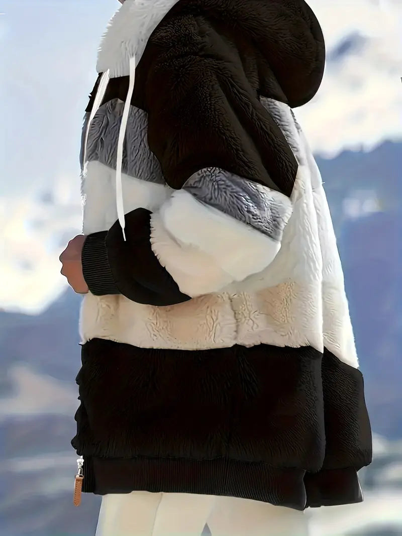 Kuschelige Damenjacke mit Kapuze, mittellang geschnitten, ideal für Layering im Winter.