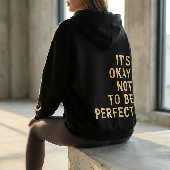 Damen Kapuzenpullover Charlie Regular Fit mit auffälligem Statement-Print, bequem für Freizeit im Herbst.
