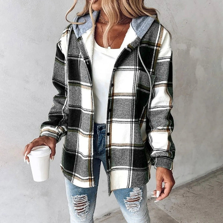 Moderne Damen Übergangsjacke Claire mit kariertem Muster & Kapuze. Eine stilvolle Hemdjacke.