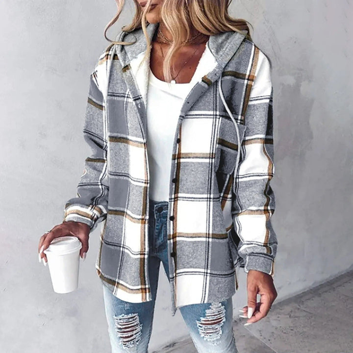 Gemütliche Damen Kapuzen-Hemdjacke Claire kariert. Bequeme Damenmode für kühle Herbstabende.