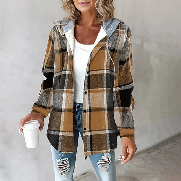 Stilvolle Damenjacke Claire mit Karomuster und Kapuze. Vielseitige Hemdjacke für Casual Looks.