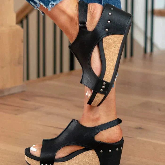 Trendige Damen Keilabsatz Sandalen mit Komfort-Fußbett & Klettverschluss; ideal für lange Tage.