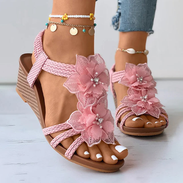 Helle Keilsandaletten für Damen mit sommerlichem Blumenmuster, modisch und komfortabel.