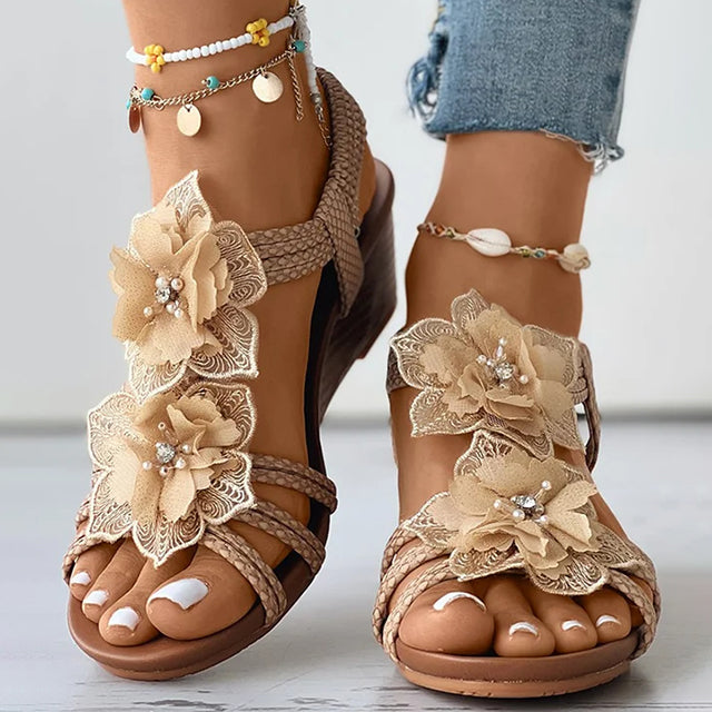 Damen Keilsandaletten mit Blumen, modische & komfortable Sommerschuhe. Ideal für Frühling & Freizeit.