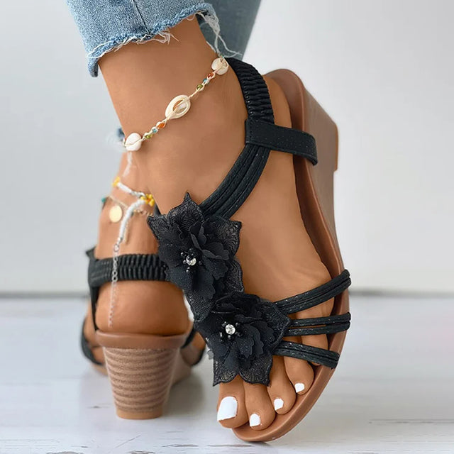 Komfortable Keilsandaletten für Damen mit stabilem Absatz und modischem Blumenmuster. Sommerschuhe.