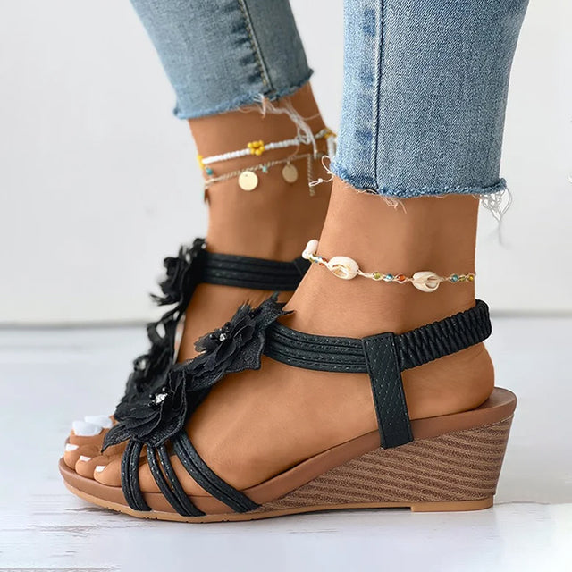 Elegante Damen Keilsandaletten mit Blumenmuster, ideal als Sommerschuhe für Frühling & Freizeit.