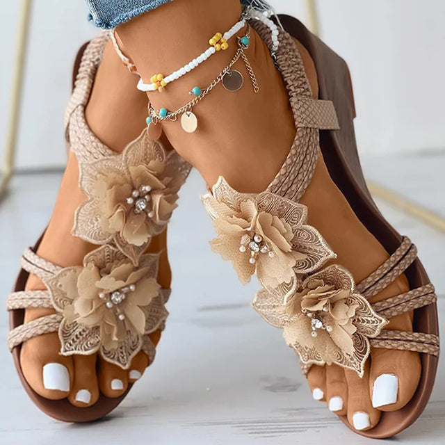 Bequeme Damen Keilsandaletten mit Blumen, optimale Sommerschuhe für Komfort und Stil.
