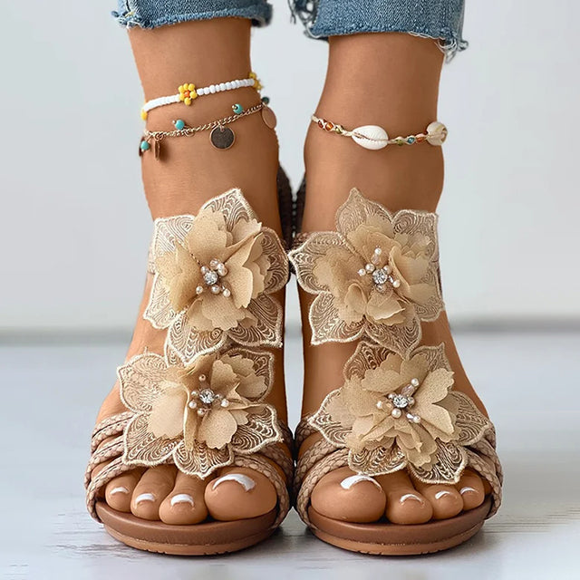 Leichte Damen Keilsandaletten mit zartem Blumenmuster, die idealen eleganten Sommerschuhe.