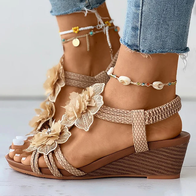 Stilvolle Damen Sandalen mit Keilabsatz und Blumen, modische Sommerschuhe für jede Dame.