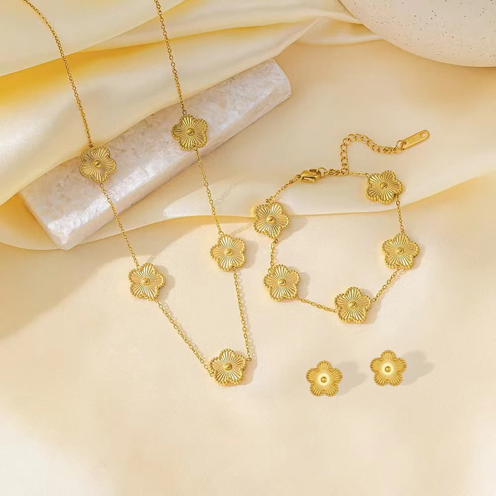 Feine goldene Kleeblatt Ohrringe, perfekt ergänzend zum eleganten Damen Schmuckset Lyla.