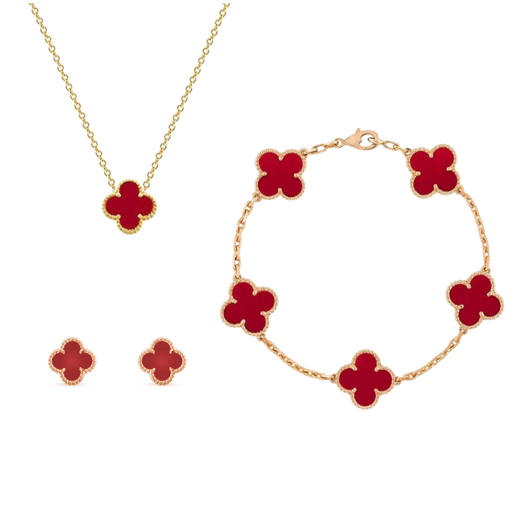 Model trägt das goldene Kleeblatt Schmuckset Lyla; zeigt Halskette, Armband und Ohrringe elegant.