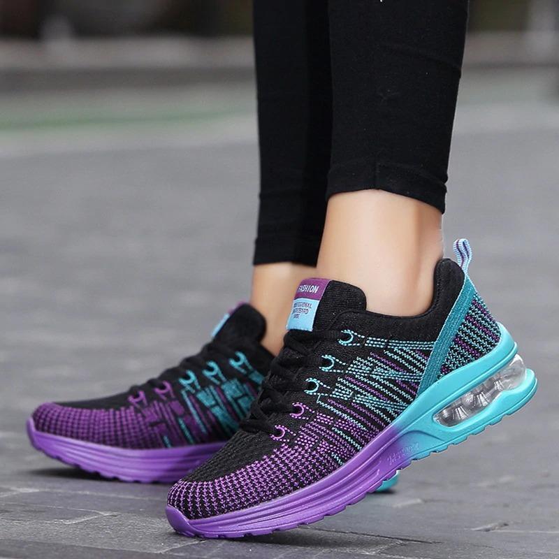 Bequeme Freizeitschuhe für Damen, mit praktischem Schnürverschluss für optimalen Halt.