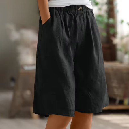 Elegante Damen Shorts in zartem Rosé, kombinierbar für lässige oder schicke Sommeroutfits.