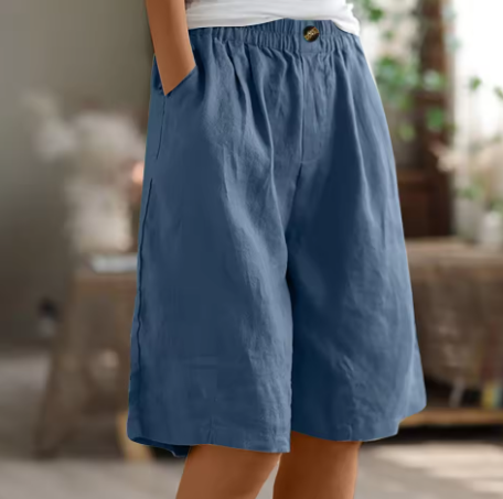 Kurze Damen Hosen mit elastischem Bund für leichte Bewegungsfreiheit und entspannte Stunden.