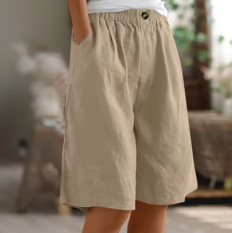 Rückenansicht der Damen Komfort Shorts, betont die schmeichelhafte Passform & den weiten Schnitt.
