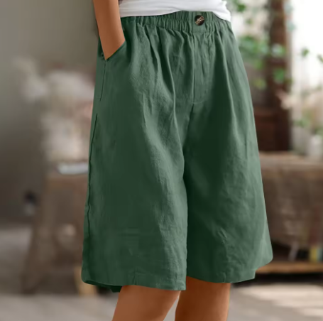 Seitenansicht der Damen Freizeit Shorts, zeigt den entspannten Look und den bequemen Sitz.