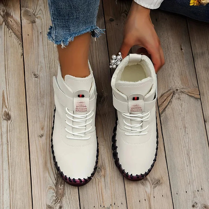 Frau geht mit Damen Komfort Sneaker-Stiefel Amara, erlebt optimale Fußgesundheit, Schmerzlinderung & Bequemlichkeit.