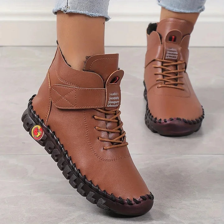 Detailaufnahme der handgefertigten Damen Komfort Sneaker-Stiefel Amara, weiches Obermaterial & orthopädisches Design.