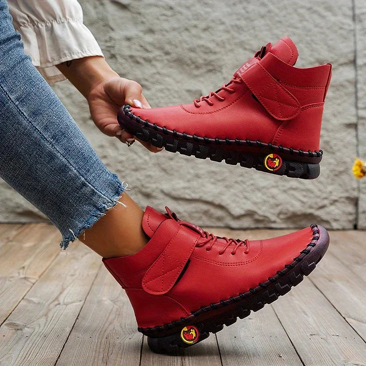 Frau trägt Damen Komfort Sneaker-Stiefel Amara, genießt schmerzfreie Schritte & optimale Fußgesundheit im Alltag.