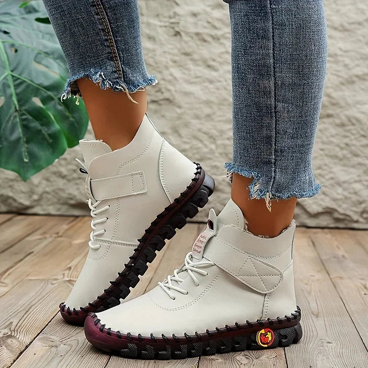 Vorderansicht der Damen Komfort Sneaker-Stiefel Amara, modernes Design, ideal für Alltag, Komfort & Fußgesundheit.