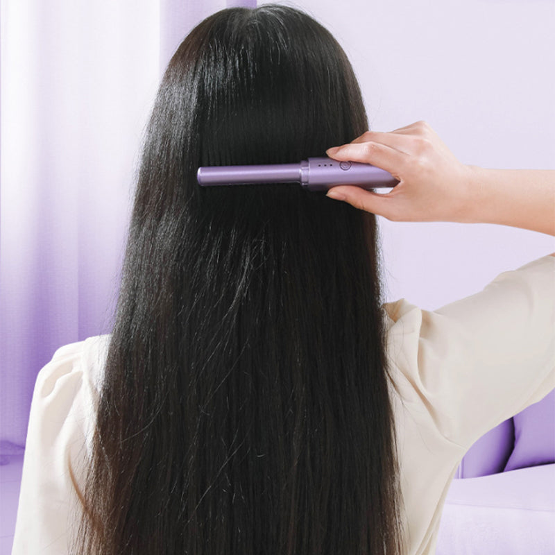 Kompaktes Damen-Glätteisen in schwarz, liegt gut in der Hand; für präzises Styling.
