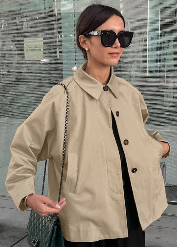 Moderne Damen Übergangsjacke: Kurze Trenchjacke in Beige. Stilvolle Drune Ease für elegante Frühlings- und Herbstmode.