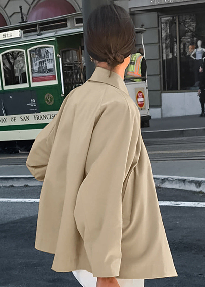 Elegante kurze Trenchjacke für Damen in Beige. Drune Ease Jacke für stilvolle Frühlings- und Herbst-Übergangslooks.