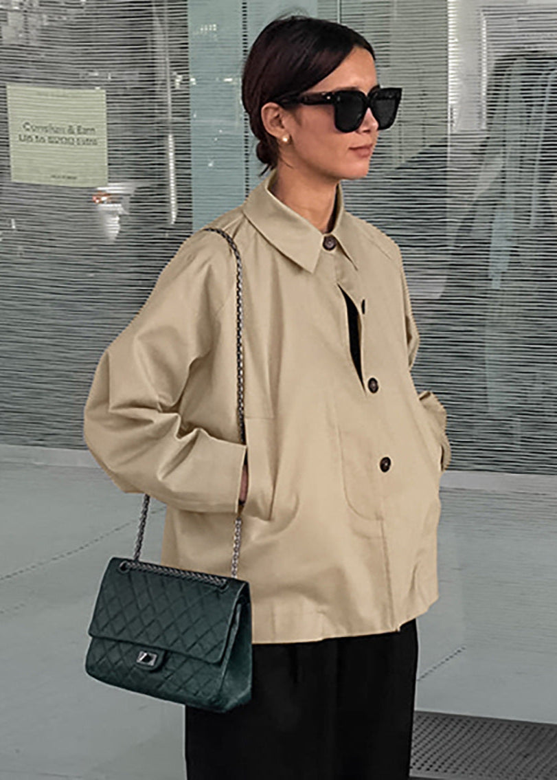 Vielseitige beige Damen Kurz-Trenchjacke Ease. Komfortable Übergangsjacke für stilvolle Frühlings- und Herbsttage.