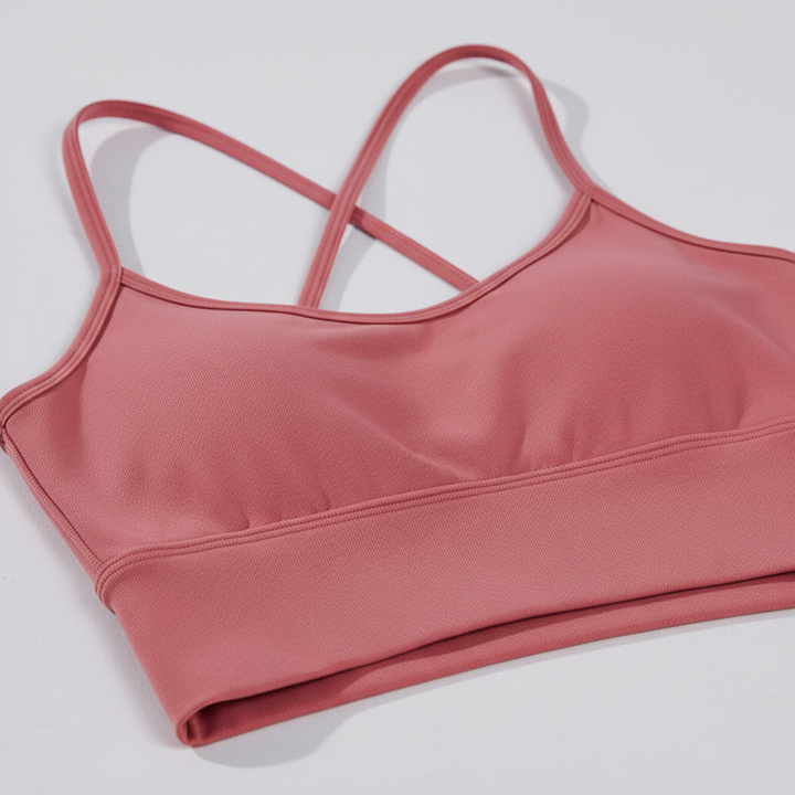 Model trägt MoveViva Damen Workout Top mit Kreuzträgern beim Yoga. Dehnbar, atmungsaktiv & bequem für jede Bewegung.