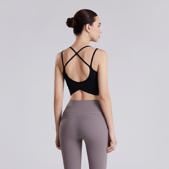 Nahaufnahme des atmungsaktiven Stoffes vom kurzen Damen Sportoberteil. Ideal für intensive Workouts & Activewear.