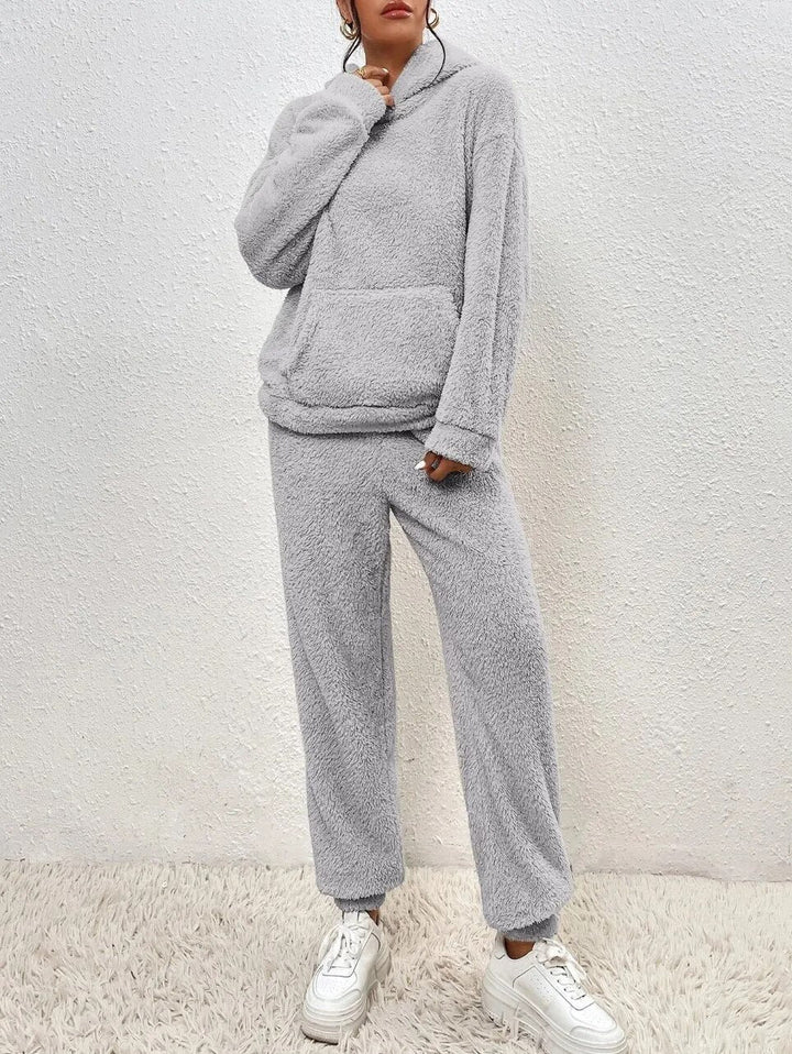 Trendiger Damen Loungewear-Anzug: Kuschel-Kapuzenpullover & Hose. Perfekt für entspannte Tage.