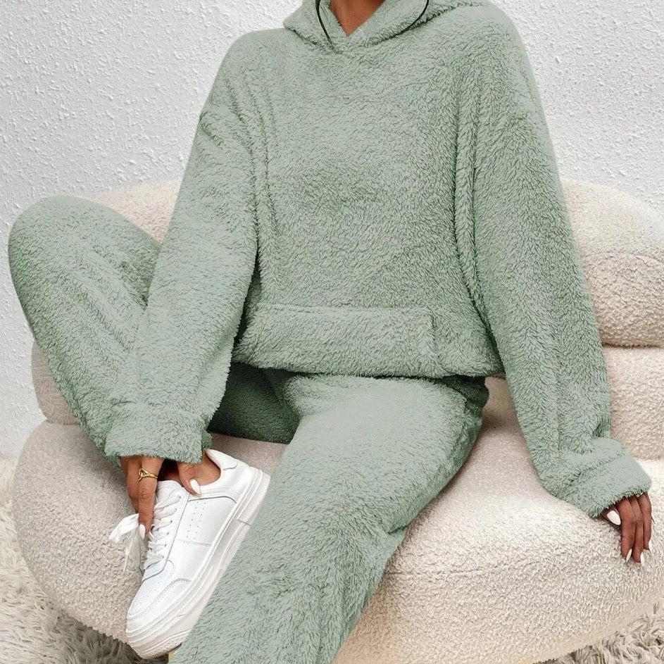 Stylischer Damen Freizeitanzug mit Kapuze, weich & warm. Perfekt als Loungewear für Herbst & Winter.