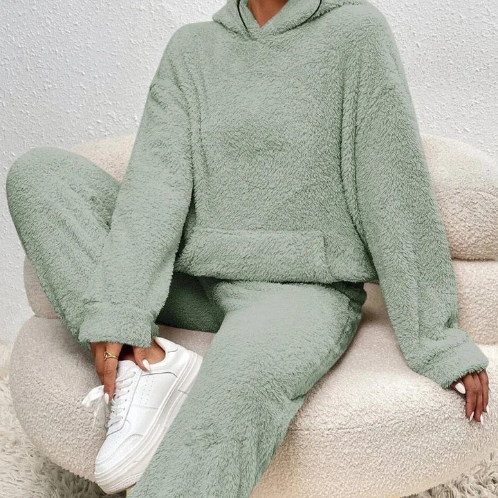 Stylischer Damen Freizeitanzug mit Kapuze, weich & warm. Perfekt als Loungewear für Herbst & Winter.