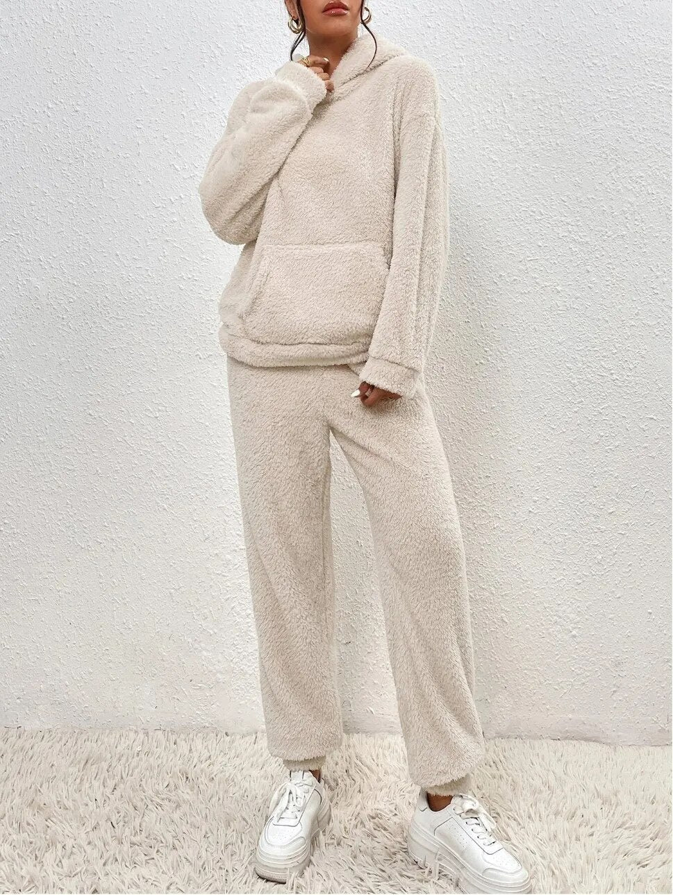 Modischer Damen Kuschelanzug mit Kapuzenpullover & Jogginghose. Bequemer Wohlfühl-Zweiteiler.