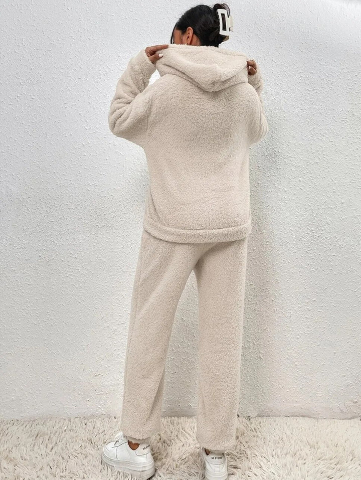 Damen Winter-Loungewear: flauschiger Kapuzen-Hausanzug. Ideal für kalte Tage & gemütliche Abende.