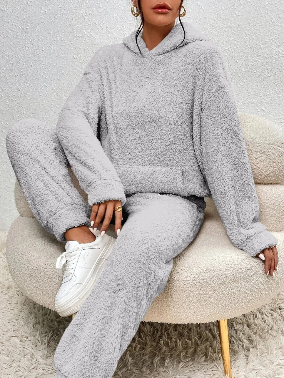 Eleganter Damen Freizeitanzug, Zweiteiler mit Kapuze. Komfortable Damenmode für gemütliche Stunden.