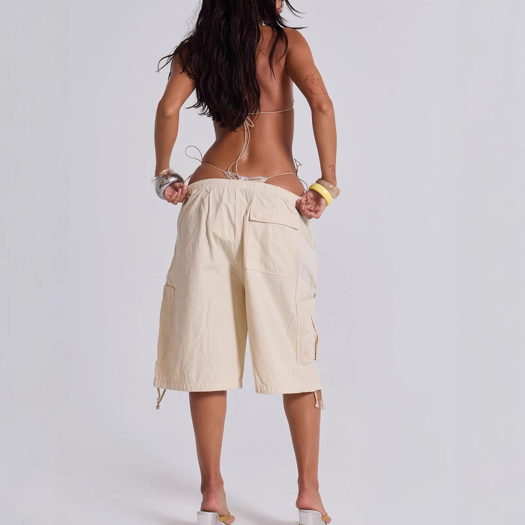 Praktische Damen Cargo-Shorts in Khaki mit geräumigen Seitentaschen. Perfekte Freizeithose für Urlaub & Streetwear.