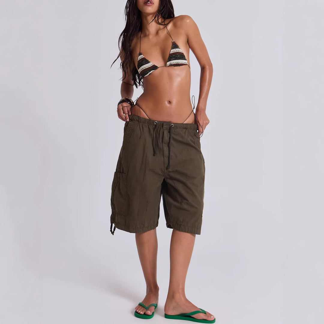 Modische Damen Cargo-Shorts mit verstellbarem Kordelzugbund. Bequeme Sommerhose, ideal für Strand & Stadt.